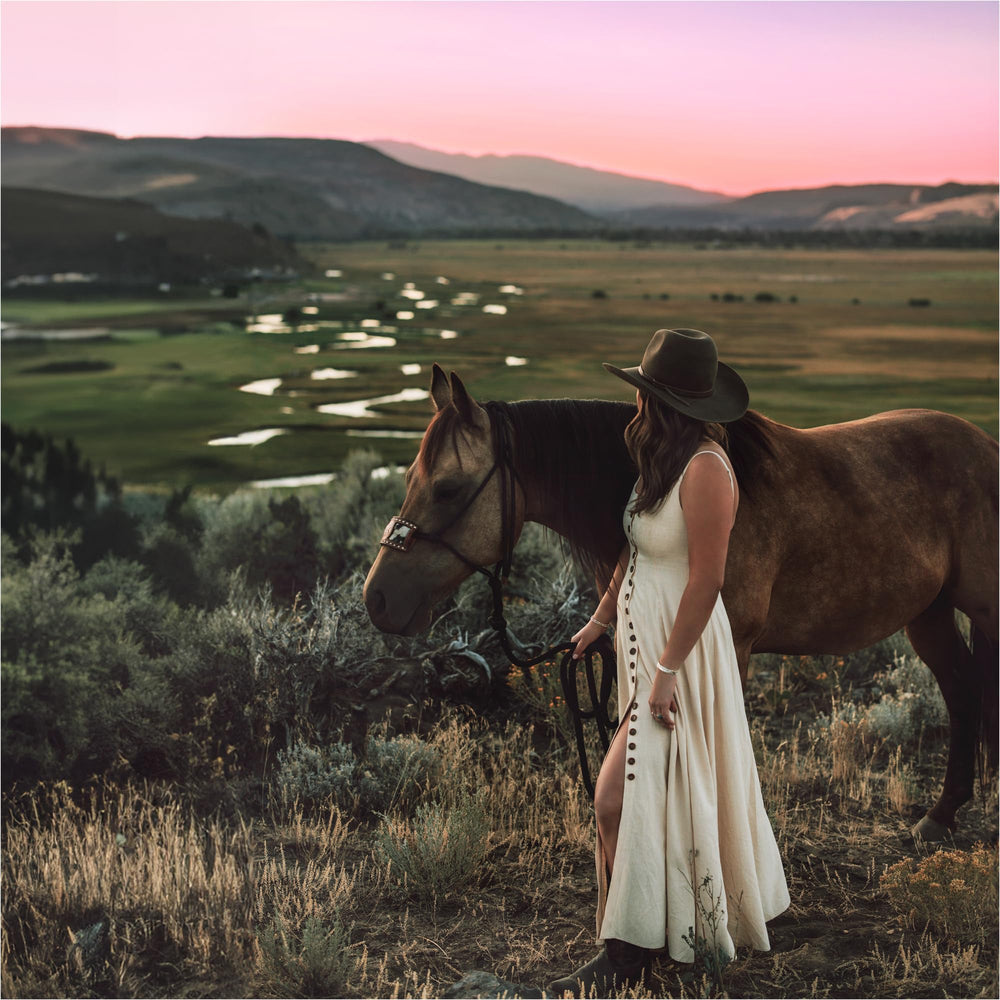 Tru Fragrance Beauty Yellowstone Dusk, Y en relieve en la botella para un aspecto elegante.