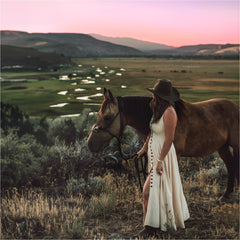 Tru Fragrance Beauty Yellowstone Dusk, Y en relieve en la botella para un aspecto elegante.
