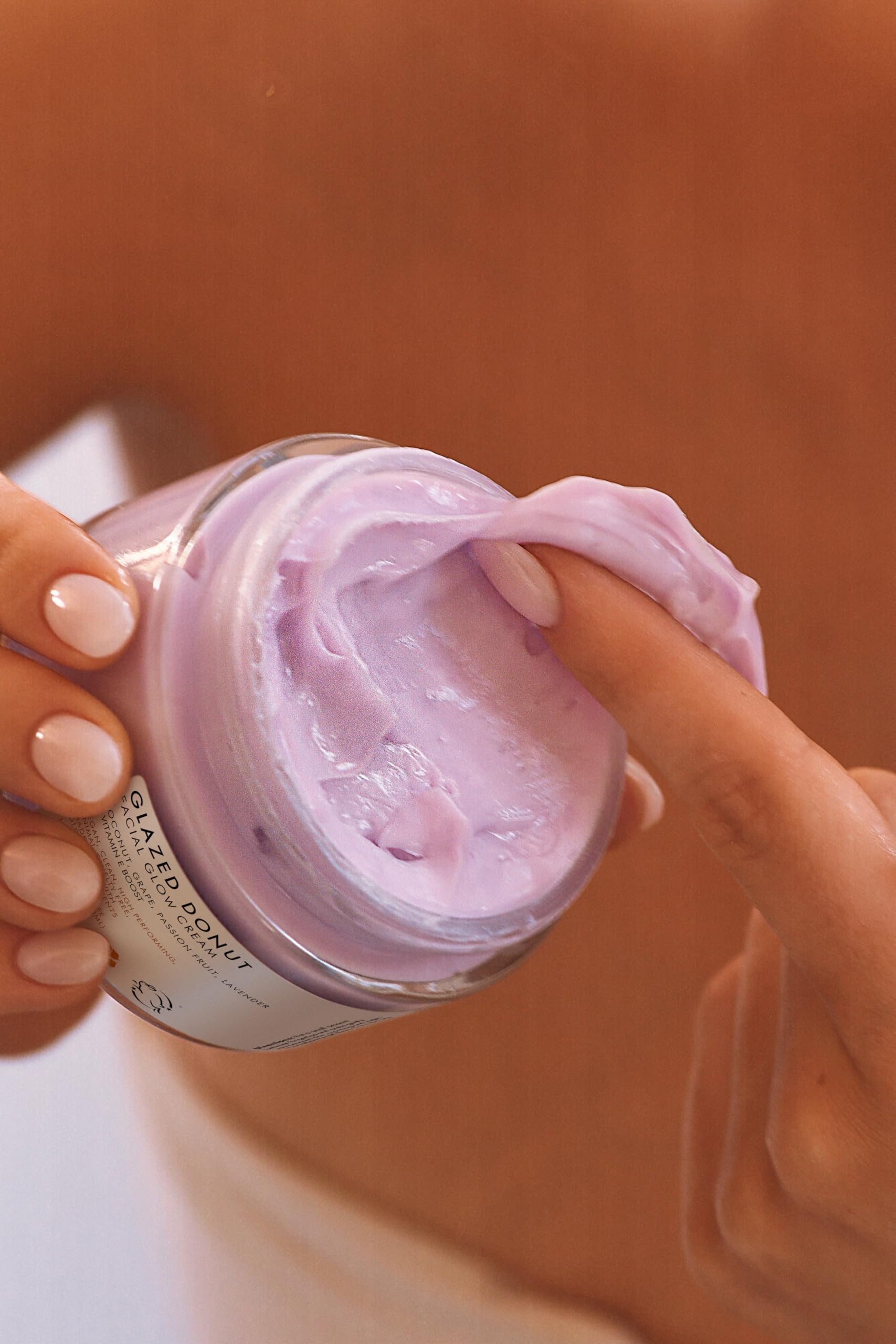 Truly Glazed Donut: brillo sutil tras el afeitado para piel radiante.