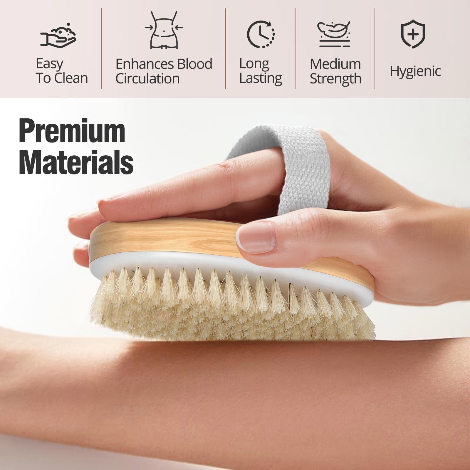 Cepillo Tskcos con mango de madera ergonómico para un agarre cómodo.