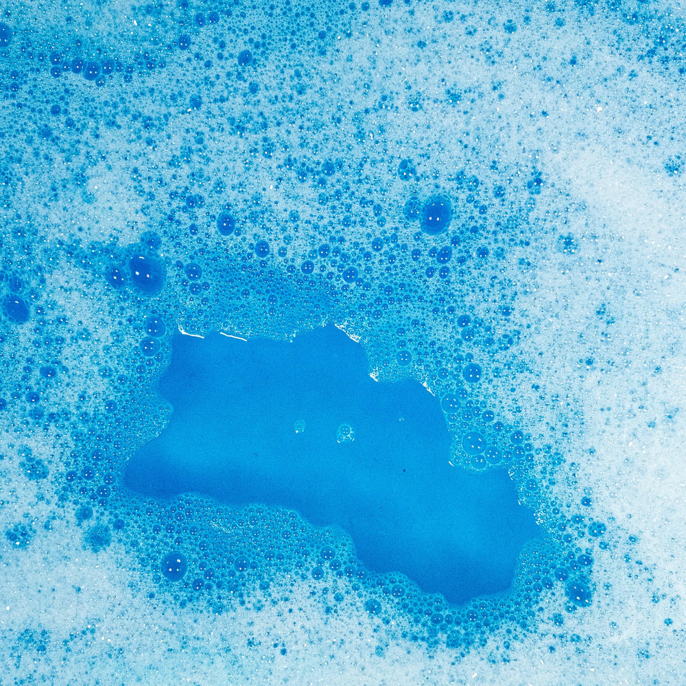 Tub Works Bain Moussant Eau Coloree Bleu : transforme le bain en mer imaginaire.