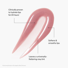 Aplicación suave de Rose Glow en labios, brillo rosado ligero.