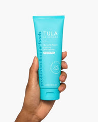 Espuma limpiadora suave de TULA crea una limpieza profunda sin irritación en la piel.