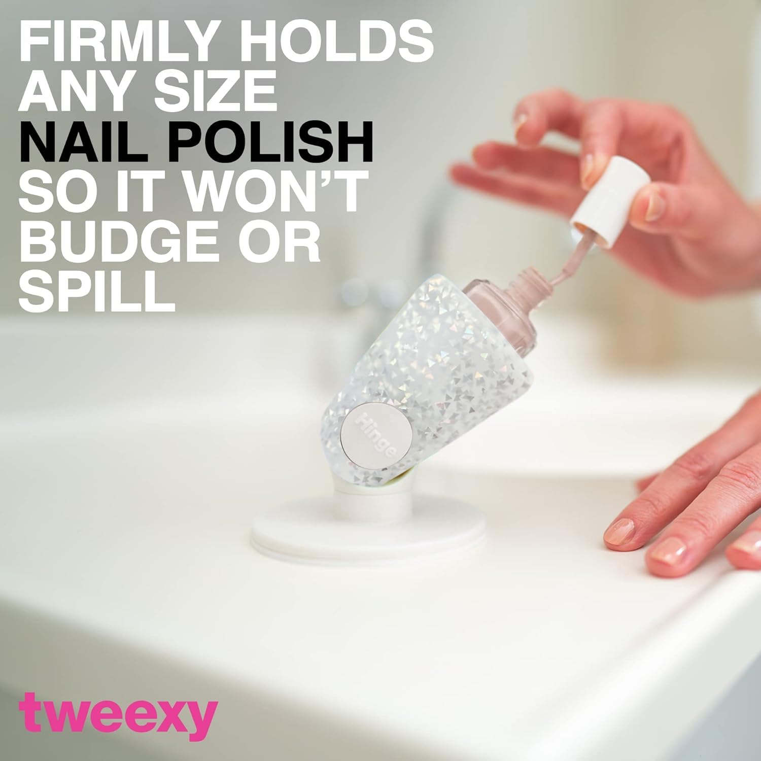Tweexy Hinge permite manos libres para aplicar esmalte sin derrames.