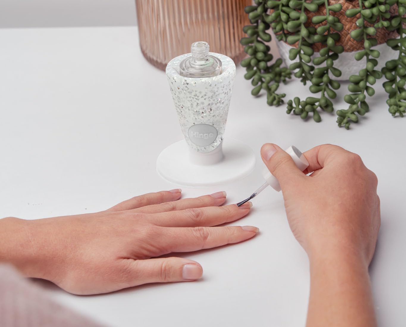 Tweexy Hinge es un regalo ideal para aficionados al nail art.