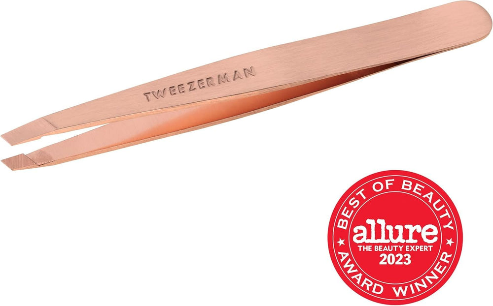 Mango ergonómico Tweezerman facilita un manejo cómodo durante la depilación de cejas.