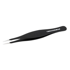 Pinza Tweezerman G.E.A.R. con punta afilada para extracción precisa de pelos encarnados.