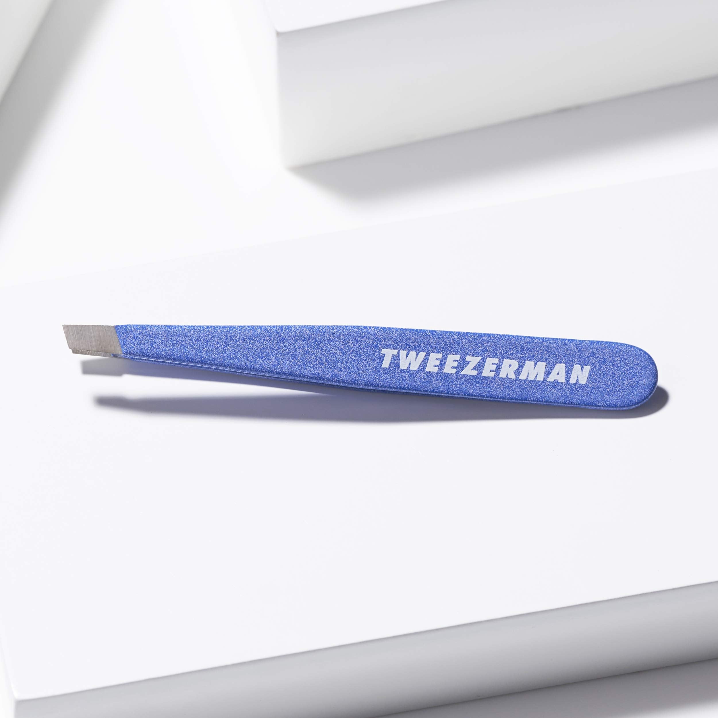 Pinzas Tweezerman Mini Slant, agarre seguro para capturar cada vello, sin tirones