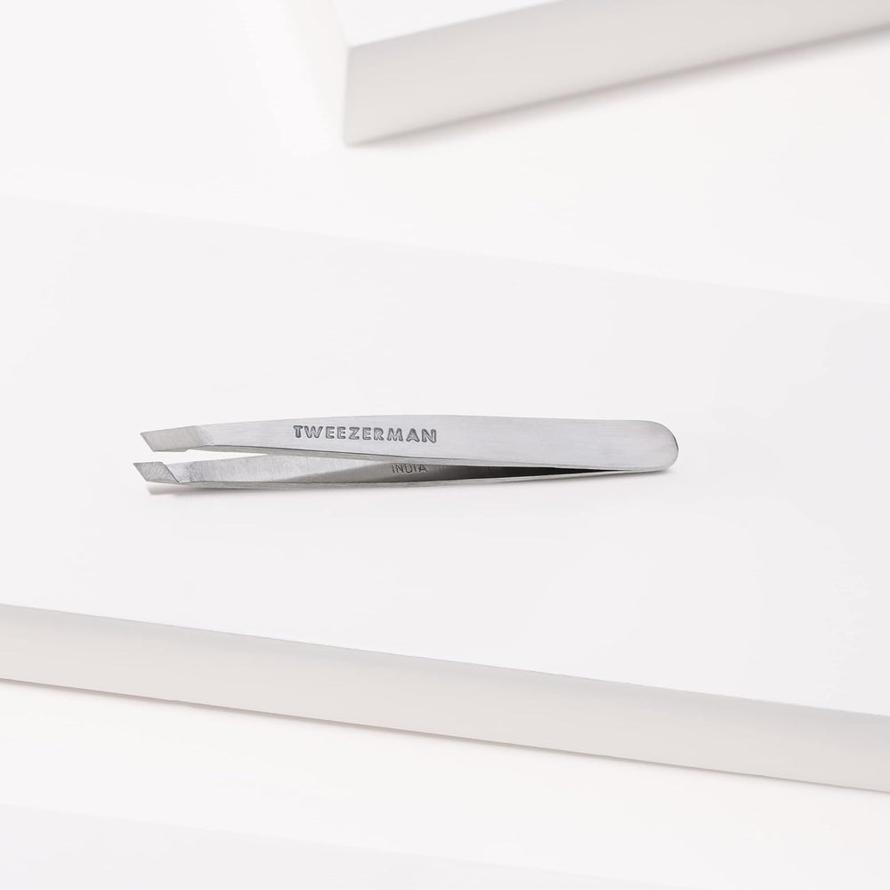Diseño calibrado de Tweezerman Mini Slant para control cómodo