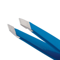 Lleva Tweezerman Mini Slant a donde vayas, ideal para viaje y uso diario.
