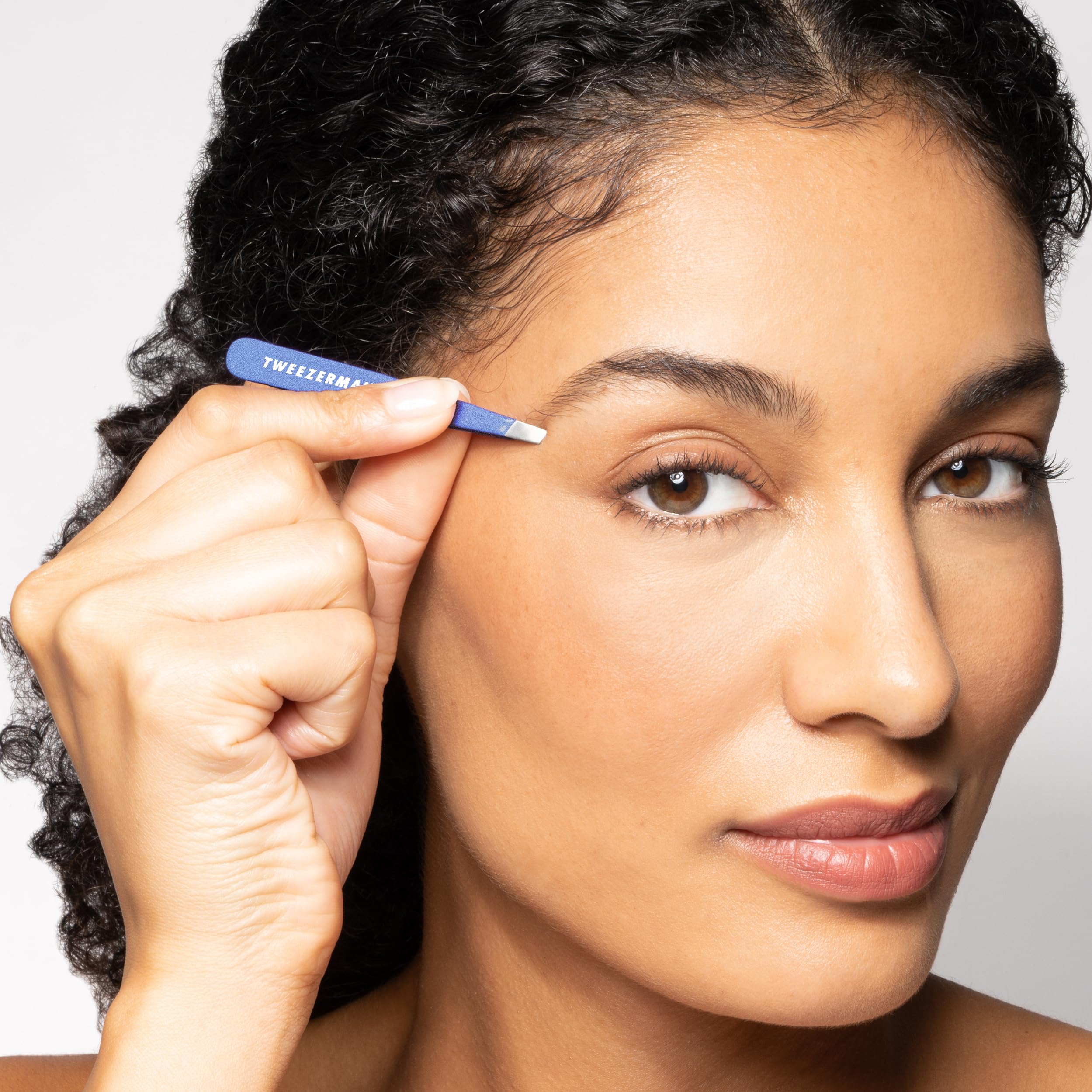 Tweezerman Mini Slant, tamaño compacto, ideal para retoques de cejas durante viajes