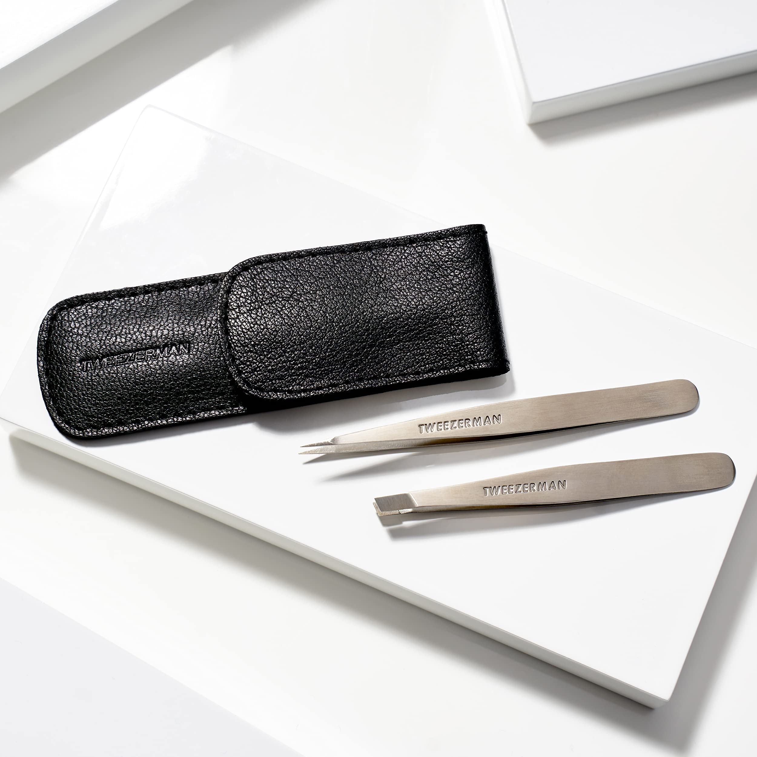 Tweezerman nettoyage des embouts avec alcool pour hygiène.
