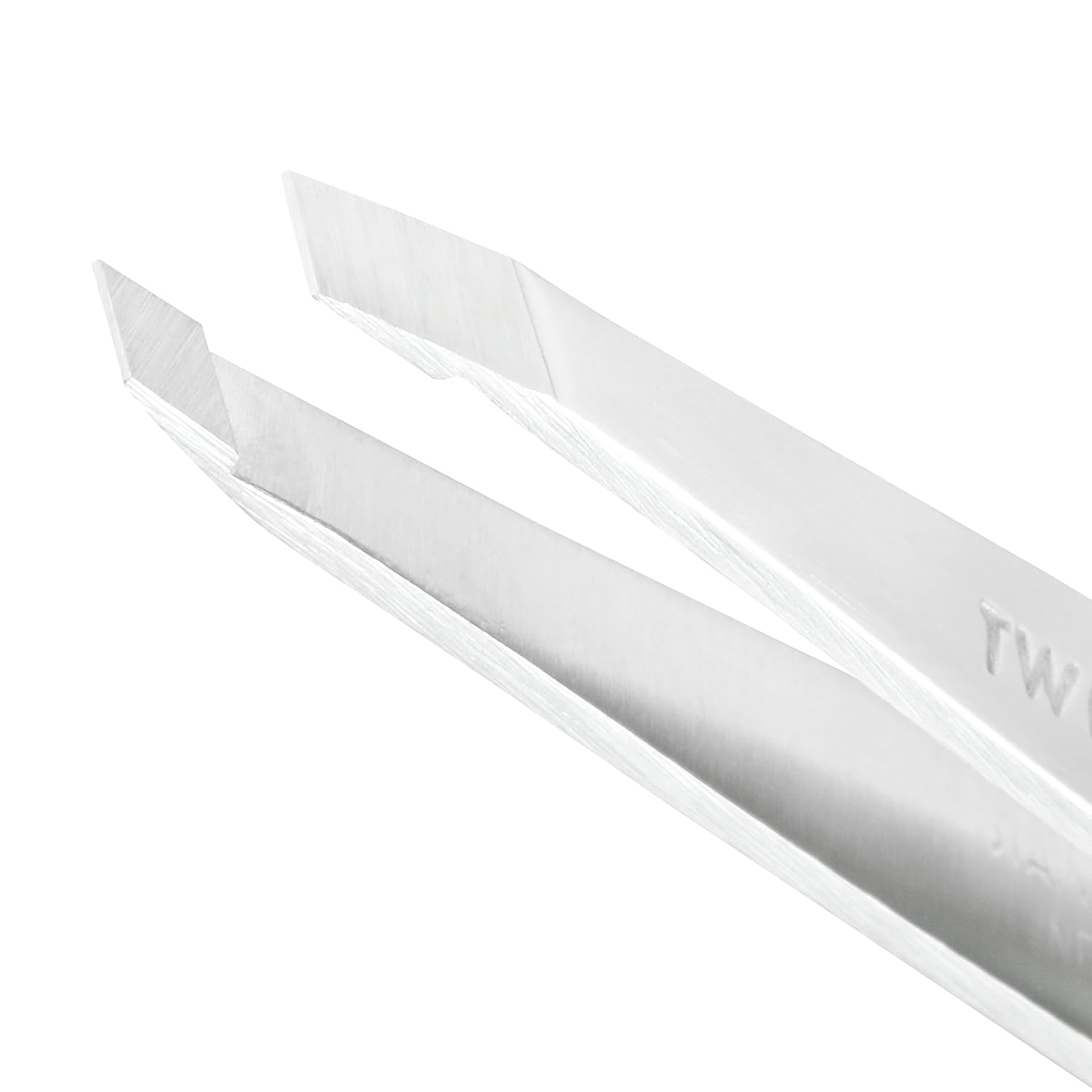 Diseño ergonómico Tweezerman con agarre firme para uso cómodo.