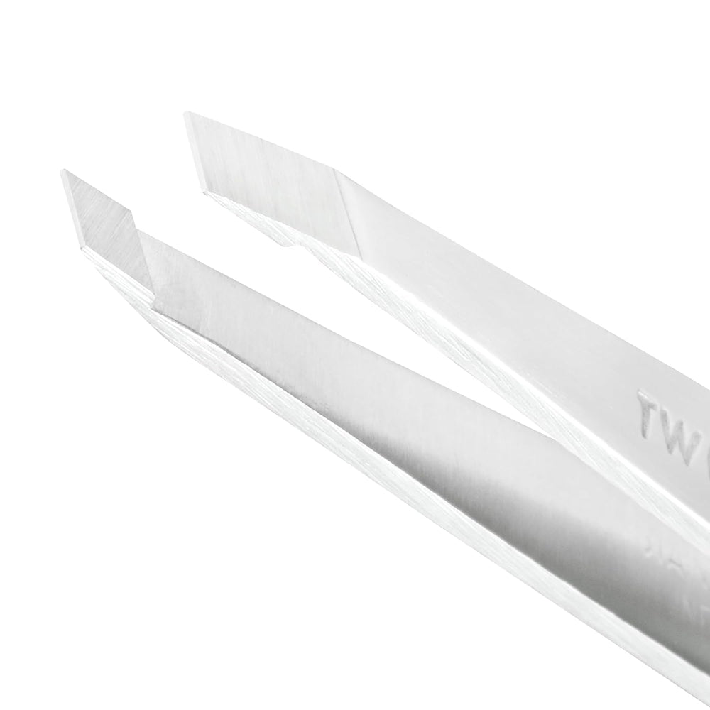 Diseño ergonómico Tweezerman con agarre firme para uso cómodo.