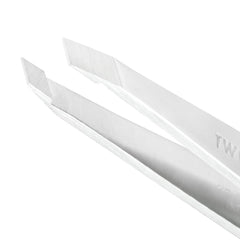 Diseño ergonómico Tweezerman con agarre firme para uso cómodo.