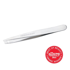 Pinza Tweezerman de inclinación 25° enfocada en puntas alineadas para depilar con control.