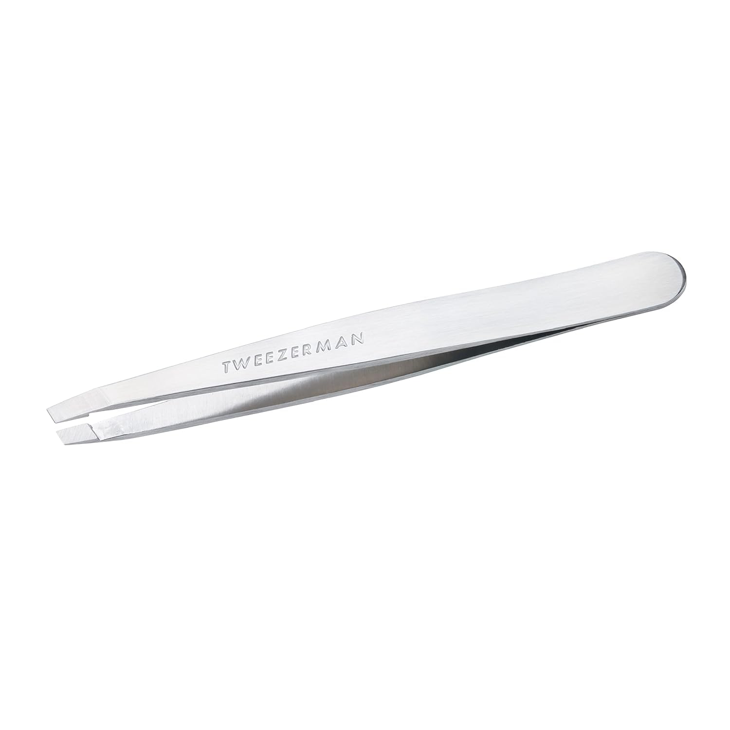 Pinza Tweezerman de inclinación de 25° para cejas, primer plano y precisión.