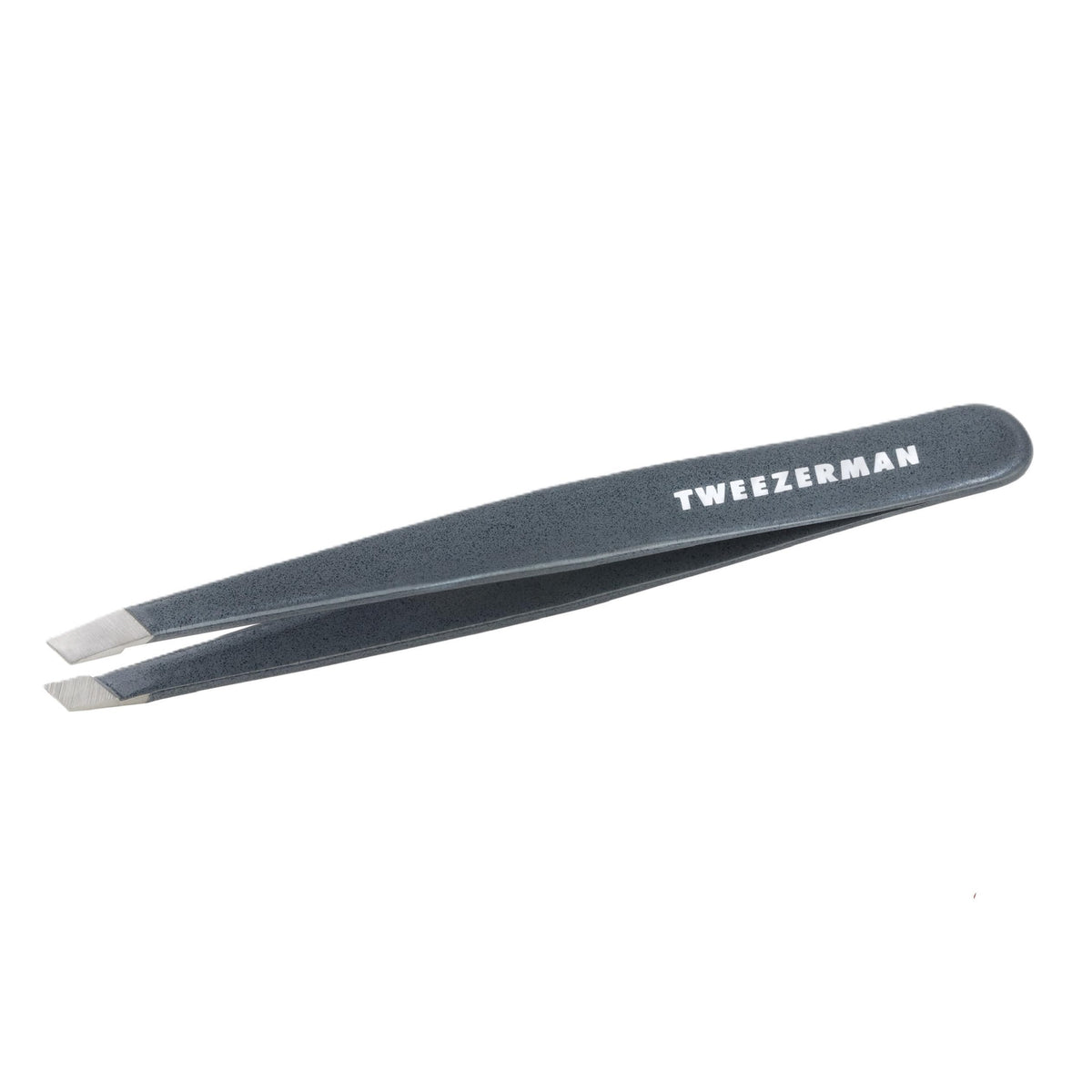Tweezerman pinza inclinada azul, puntas alineadas para depilar cejas con precisión.