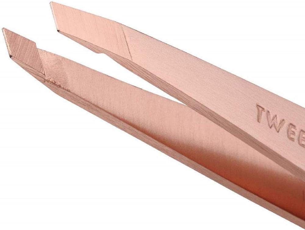 Pinzas Tweezerman de acero inoxidable con puntas alineadas para capturar cada pelo.