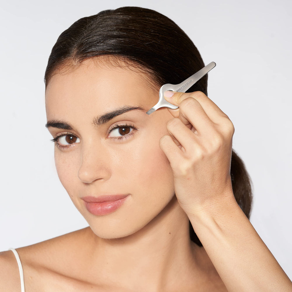 Tweezerman puntas afiladas a mano permiten agarrar cabellos con precisión