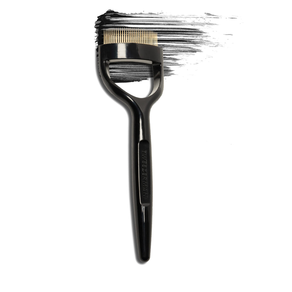 Tweezerman Lashcombo 60: puntas doradas afiladas requieren manejo cuidadoso.