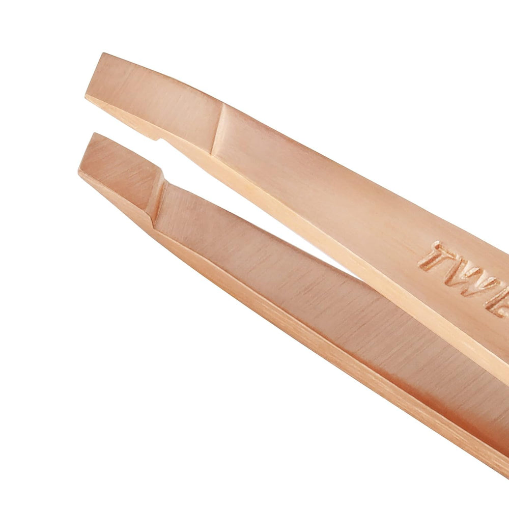 Tweezerman Rose Gold Mini Slant con acabado rosado dorado para un look pulido y preciso.