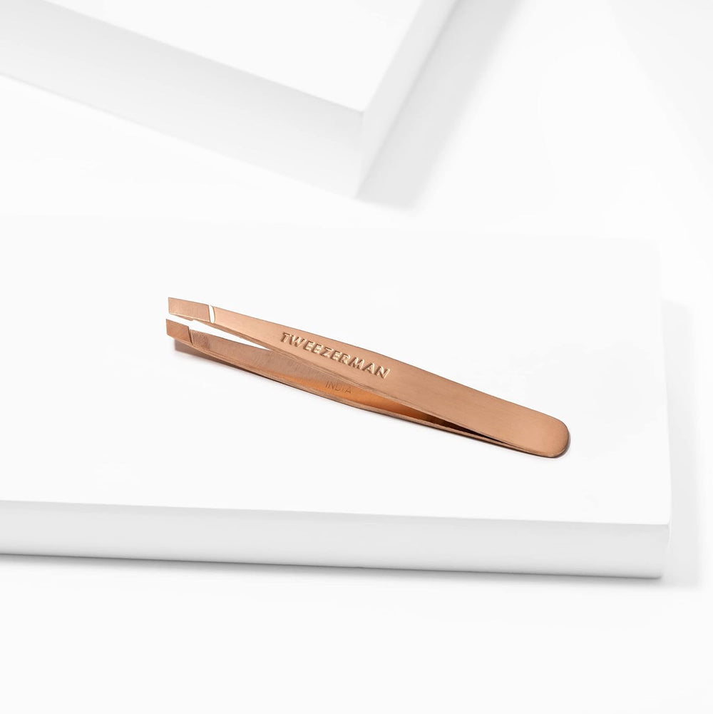 Tweezerman Rose Gold Mini Slant para uso en viaje, listo para bolso.