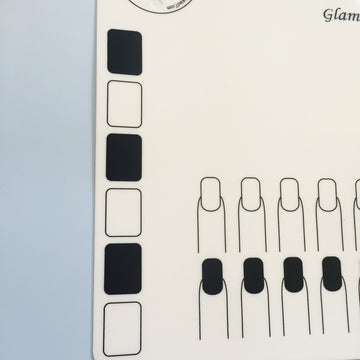 Twinkled T Glamour Mat: plantillas de camas para ambas manos para trazos consistentes.