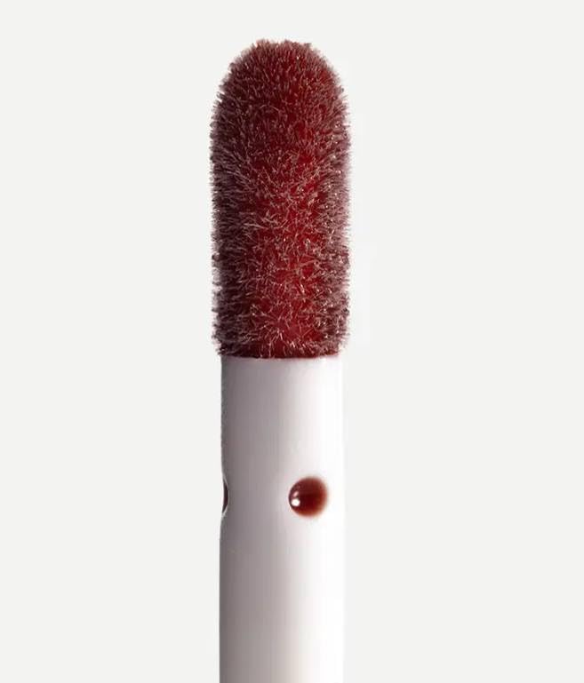 Aplicación suave de Typology Lip Oil para labios nutridos y brillantes.