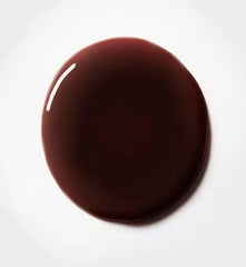 Muestra de color cereza negra de Typology Lip Oil en labios.