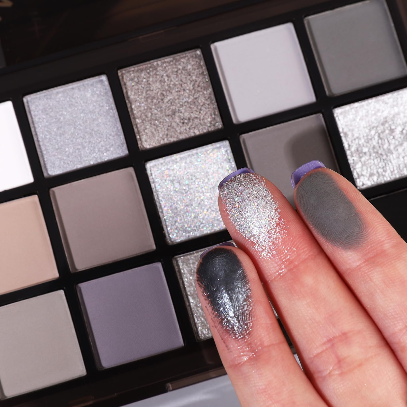 UCANBE paleta sombras Negro Ahumado para looks de día y noche.