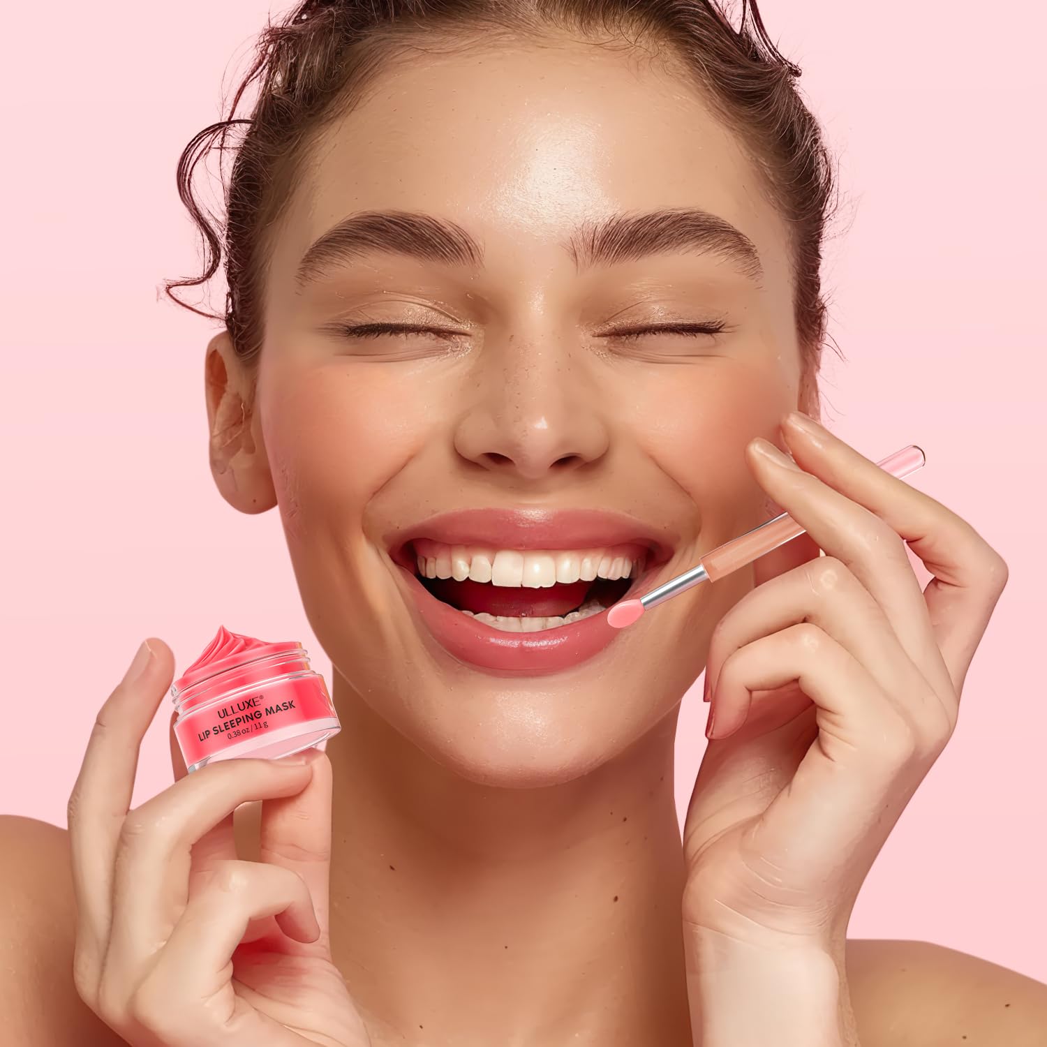 Formato compacto ulluxe mascarilla-labios cabe en bolso para retoques.