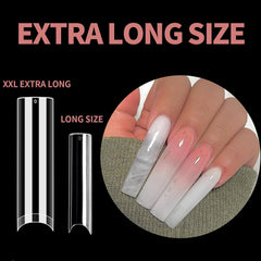 Manos con puntas UNA GELLA XXL, muestra uñas largas y definidas.