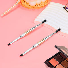 Pincel angular de Unaone con mango de aluminio para delinear cejas.