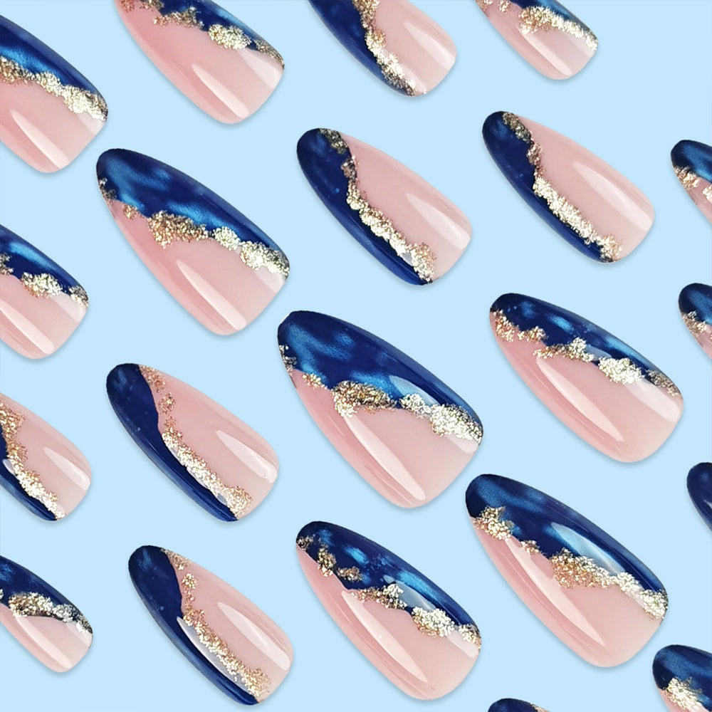 Uñas acrílicas doradas con marmol azul, perfectas para ocasiones.