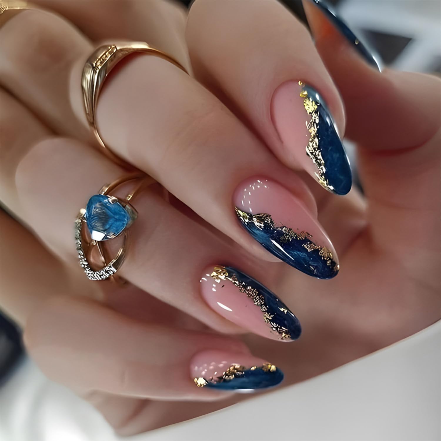 Uñas postizas con marmol azul y dorado, ideal para uso diario.