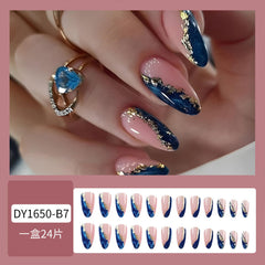 Uñas postizas en forma almendra mediana, look moderno.