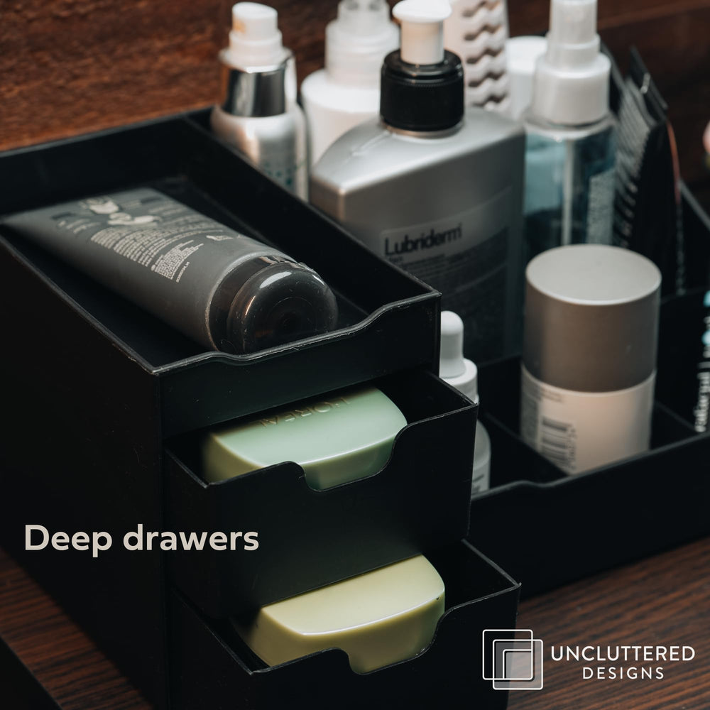 Uncluttered Designs es perfecto para baño y tocador, manteniendo productos ordenados.