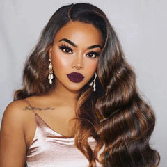 UNICE cabello ombré rubio, ondulado, perfecto para looks modernos y fluidos.