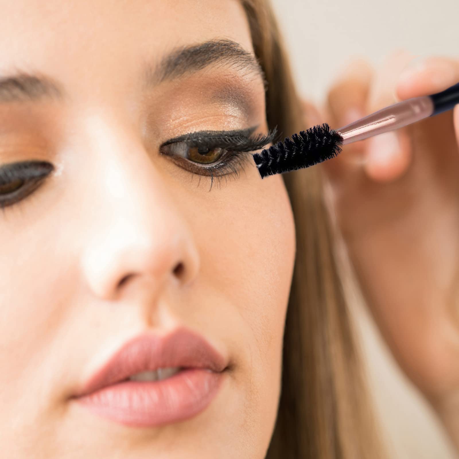Cepillo para cejas de UorPoto, ayuda a peinar y definir.