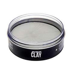 Uppercut Deluxe Clay controla la humedad, ideal para días cálidos.