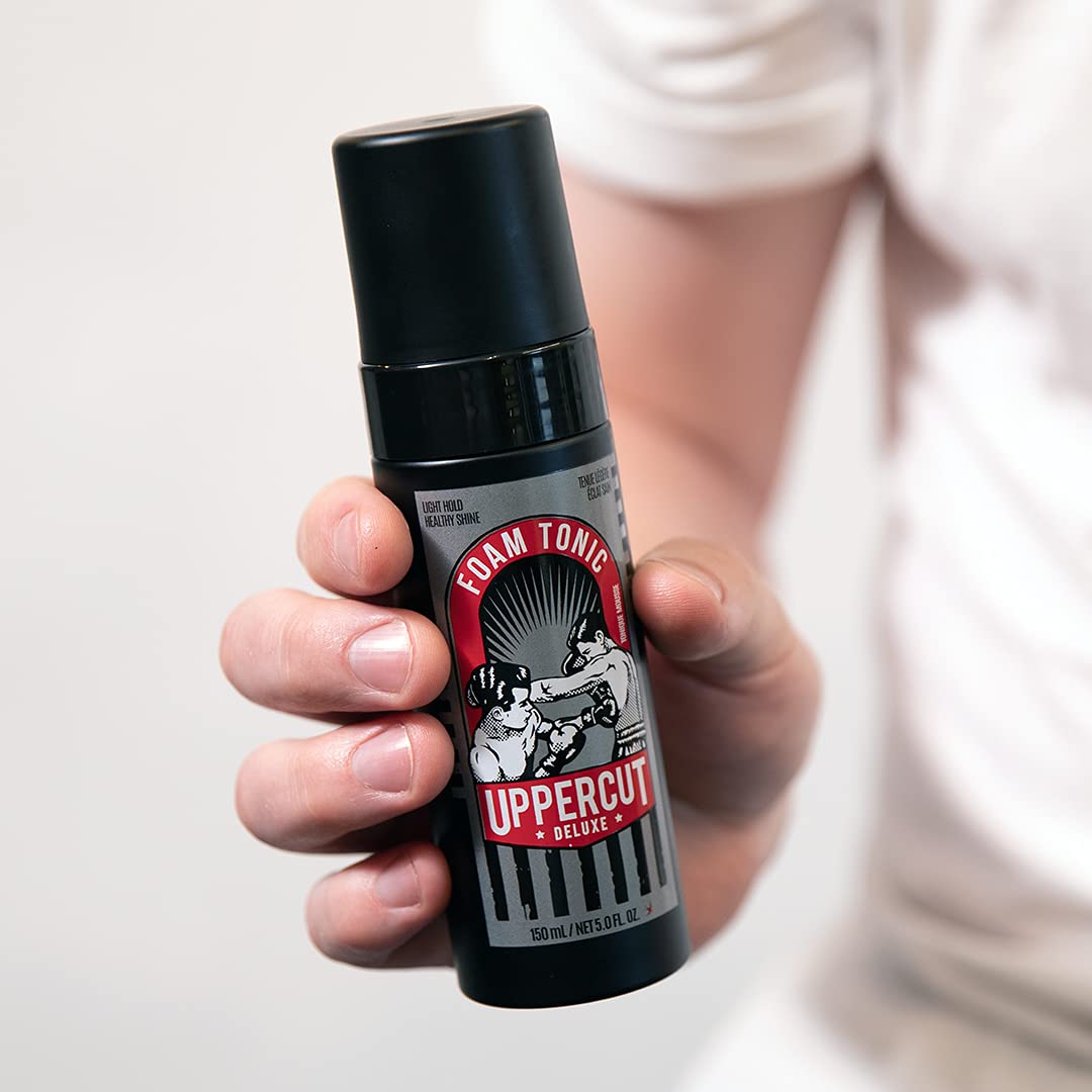 Envase ergonómico de Uppercut Deluxe Tonico-Espuma para aplicación rápida y uniforme.