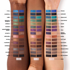 URBAN DECAY 24/7 Delineador, acabado perlado para brillo sutil.