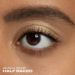 URBAN DECAY 24/7 Half Baked, pigmento alto para color vibrante.