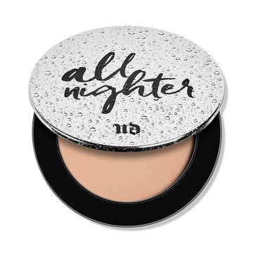 Polvo fijador Urban Decay All Nighter en empaque para retoques duraderos.