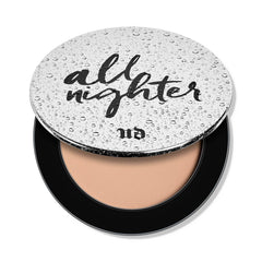 Polvo fijador Urban Decay All Nighter en empaque para retoques duraderos.