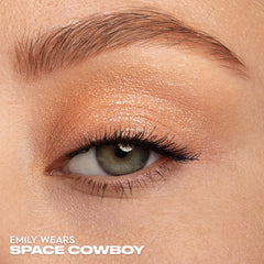 URBAN DECAY Moondust aplica en seco o mojado para mayor intensidad.