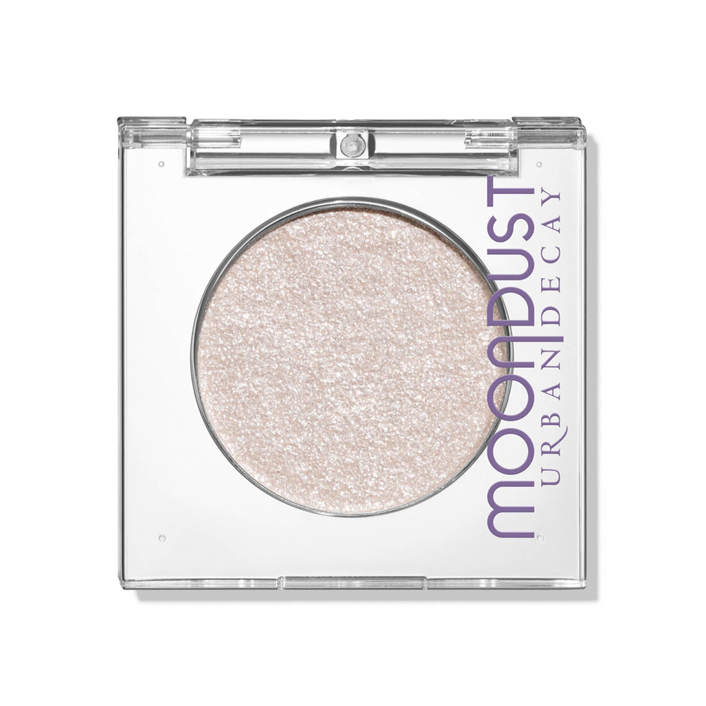 Sombra Space Cowboy de Urban Decay Moondust, aplicación suave y brillo intenso.
