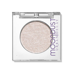 Sombra Space Cowboy de Urban Decay Moondust, aplicación suave y brillo intenso.