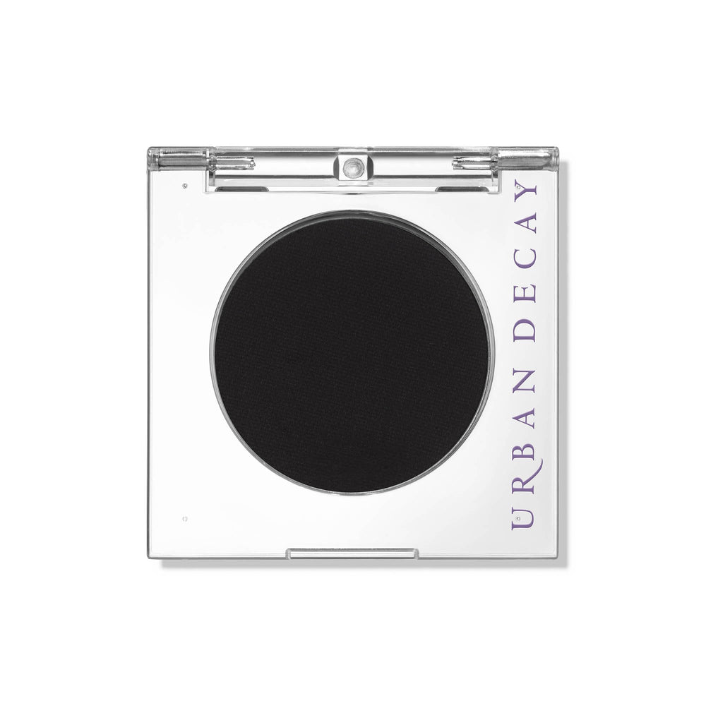 URBAN DECAY 24/7 Blackout, sombra mate negra, para delinear mirada intensa.